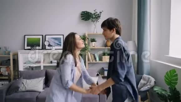 亚洲男人和白人女孩在家跳舞表达爱和温柔视频的预览图