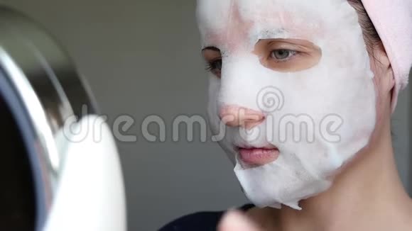 女人正在使用泡泡面膜来护肤女人在看化妆镜视频的预览图