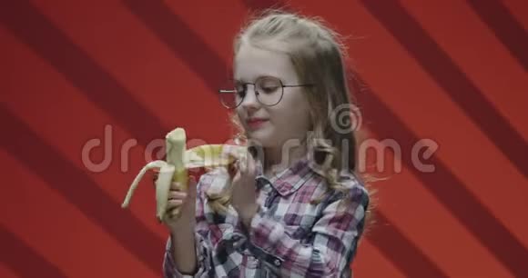 小孩吃香蕉抱怨相机视频的预览图