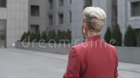 一个发型时髦的女人走在街上视频的预览图