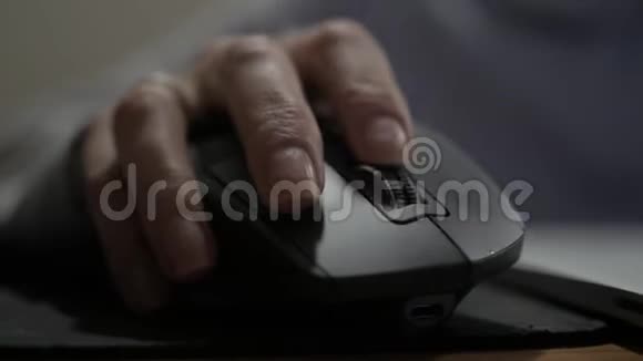 女人手用电脑鼠标视频的预览图