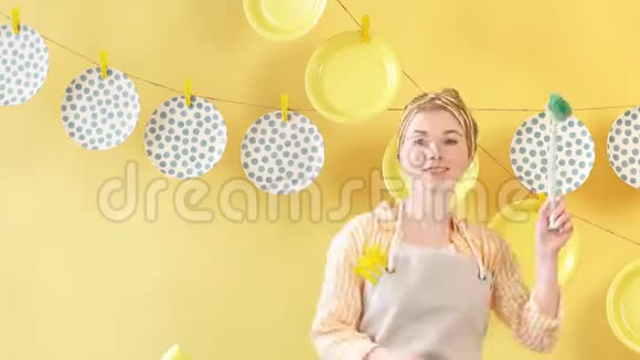 快乐的妻子在厨房享受时光视频的预览图