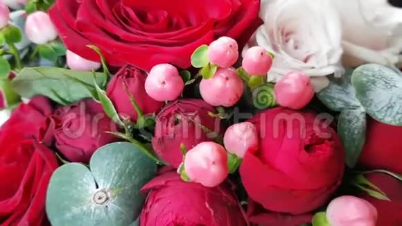 鲜艳茂盛的新娘花束作为玫瑰红色和粉红色的一部分米色的花和粉红色的圣约翰麦汁浆果秋天的新娘花束视频的预览图
