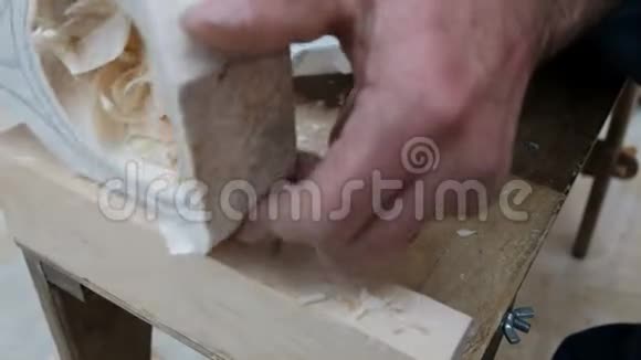 雕刻勺子的男性木工的录像木工在他的车间工作手工艺者工作或爱好视频的预览图