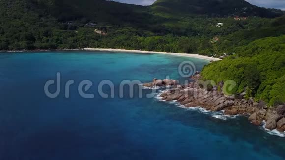 塞舌尔从海滨到高坂岛海滩的景色有岩石海浪和超白色干净沙子4K镜头视频的预览图