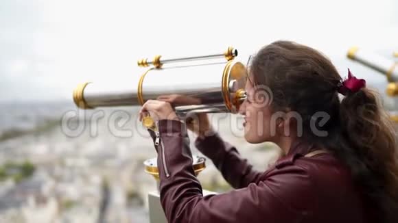 一个女人看着埃菲尔铁塔望远镜视频的预览图