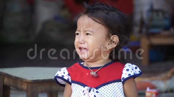 哭泣的小女孩视频的预览图