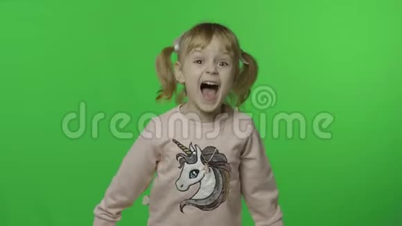 穿独角兽运动衫的女孩做脸和喊叫快乐的孩子色度键视频的预览图