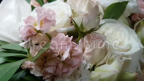 带有玫瑰和绣球花的精致轻盈的花束粉红色白色米色玫瑰结婚礼物生日情人节视频的预览图