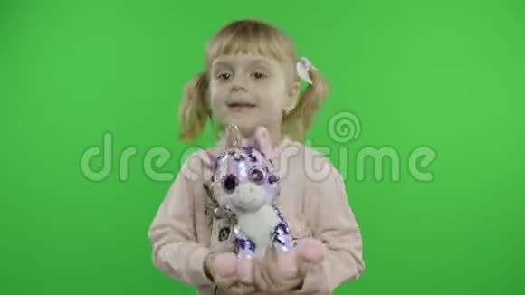 穿着运动衫和独角兽玩具跳舞的积极女孩快乐的孩子色度键视频的预览图