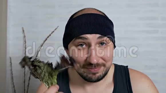 特写男人嘴里夹着一片蔬菜素食生活理念视频的预览图