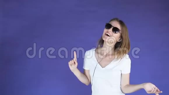 戴耳机的女孩跳舞视频的预览图