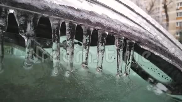 冬天在停车场关上冰柱和霜冻车视频的预览图
