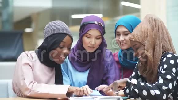 伊斯兰女性旅行博主与其追随者分享智能手机信息视频的预览图