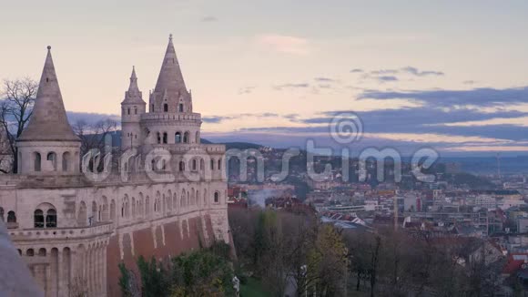黎明天空背景下的渔人堡垒的塔楼匈牙利布达佩斯视频的预览图