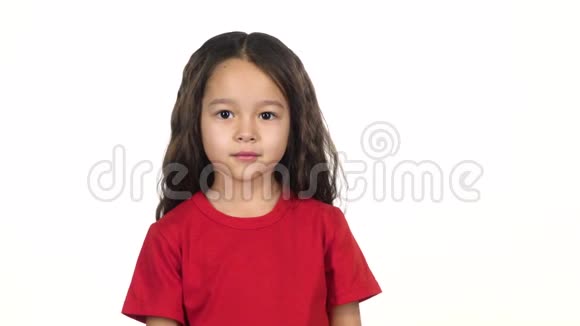 小女孩在白色背景下表现出沉默的情绪慢动作视频的预览图