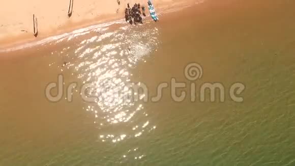 波光粼粼的海岸和沙滩上有人视频的预览图