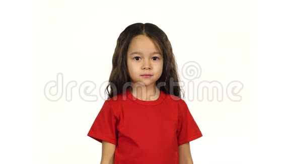 肖像聪明的孩子在白色背景上竖起大拇指视频的预览图