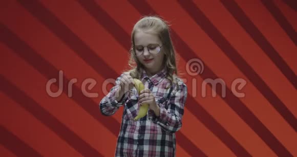小孩吃香蕉抱怨相机视频的预览图