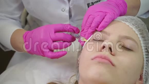 医生在女孩脸上打针视频的预览图