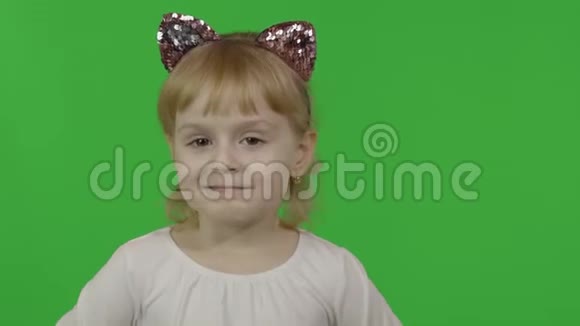 戴着猫耳朵的头巾的女孩表现出不满的情绪色度键视频的预览图