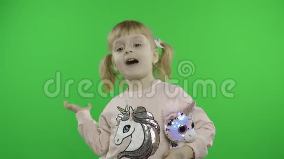穿着运动衫和独角兽玩具跳舞的积极女孩快乐的孩子色度键视频的预览图