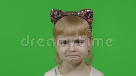 戴着猫耳朵的头巾的女孩表现出不满的情绪色度键视频的预览图