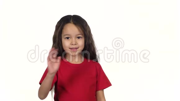 小黑头发的孩子在白色背景上用手挥舞慢动作视频的预览图