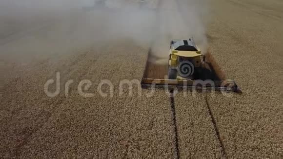 收割机正在收集收割的小麦然后打开框展示另一个4K组合视频的预览图
