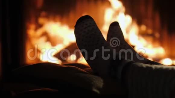 冬天晚上袜子里的腿被壁炉加热视频的预览图