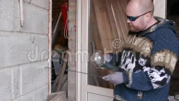 金属工人研磨成年男子使用磨床在车间的金属片上工作4UHDK视频的预览图