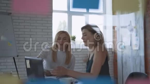 两个严肃的女人正在现代办公室里谈判严肃专注的人解决问题4K视频的预览图