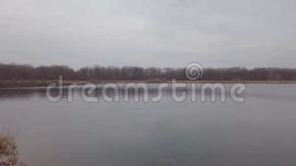 秋日阴云密布的大湖泊或河流全景视频的预览图