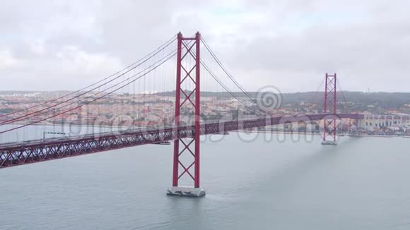 里斯本塔格斯河上著名的四月二十五日大桥视频的预览图