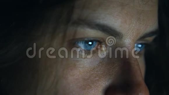 黑暗中的女性脸荧屏上的眼睛反射视频的预览图