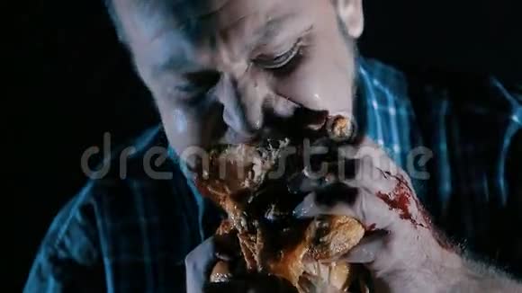 粗鲁的男人用血慢动作吃肉饕餮的概念视频的预览图