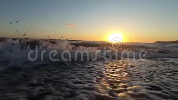 海滨日出有天空白云和阳光视频的预览图