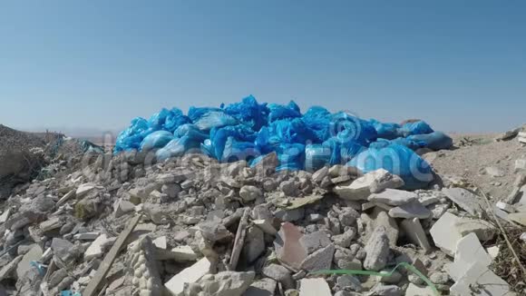 一个蓝色塑料袋里的垃圾躺在海滨视频的预览图