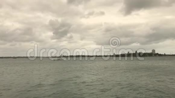小游艇横渡奥克兰市港口视频的预览图