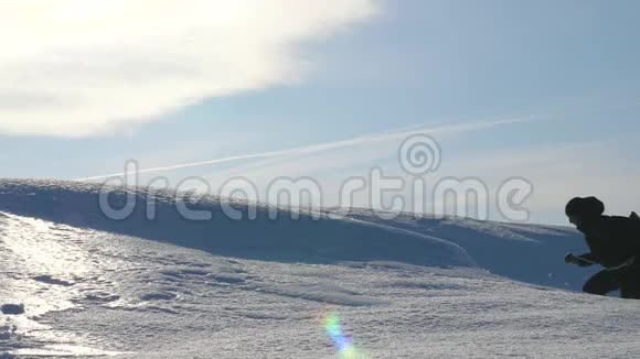 在雪地里行走的旅行者的团队合作克服困难三个登山队员在山上爬绳视频的预览图