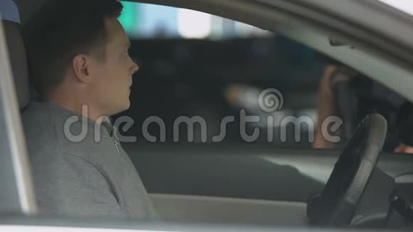 可疑的男司机向警察交通管制法律提供证件视频的预览图