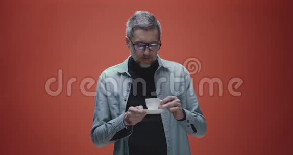 喝咖啡的中年男人视频的预览图