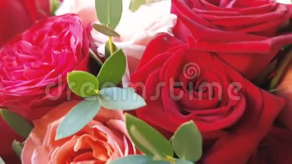 转收集的装饰婚礼花束由粉红色红色橙色玫瑰和绿色植物组成结婚礼物生日情人节视频的预览图