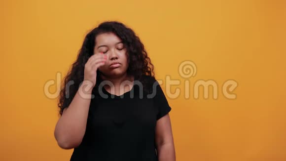 疲惫的美国黑人年轻女子超重的她把手放在额头上视频的预览图