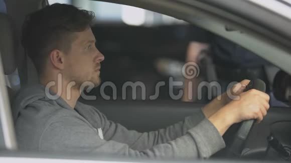 警察向年轻男性司机提供酒精检测装置控制视频的预览图