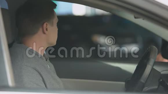 年轻男性司机向警官提供文件交通管制规则视频的预览图