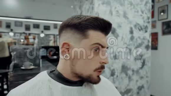 有线显示理发师正在剪发不开心的顾客视频的预览图