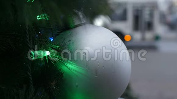 大型圣诞球和花环视频的预览图