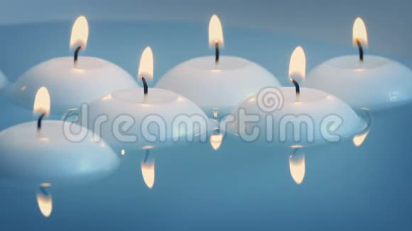 漂浮的蜡烛在水上视频的预览图