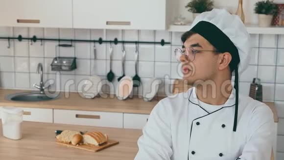 面包师脸正看着相机男人工作人们工作烹饪4K视频的预览图